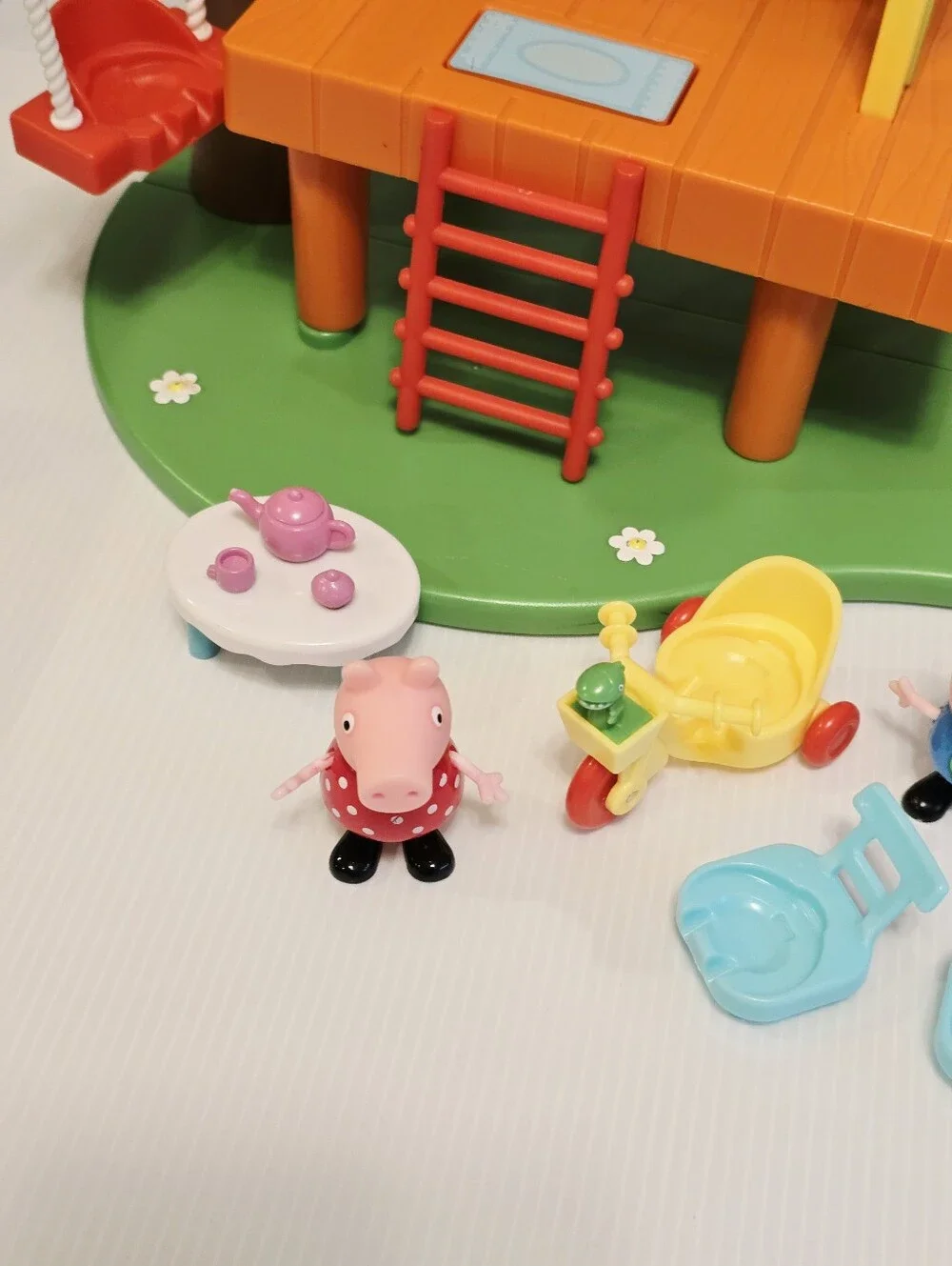 Peppa Pig’s Treehouse & George Fort Treehouse READ